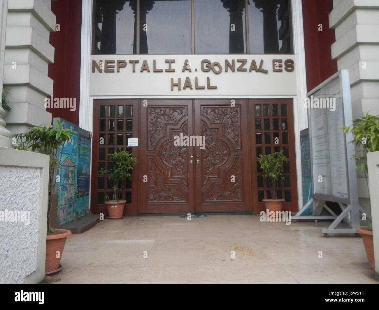 L'immagine di Barangay Poblacion nella città di Mandaluyong, con una scuola superiore, illustra l'ambiente educativo in questa zona urbana filippina. La posizione funge da hub per gli studenti locali e le attività della comunità. Foto Stock