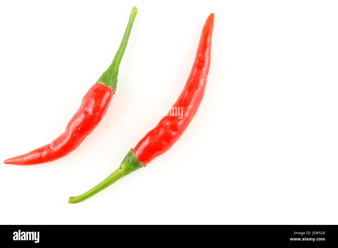 Fresh Thai Chilli peppers isolato su uno sfondo bianco come un cibo texture di sfondo Foto Stock