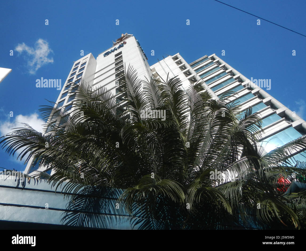 Il GMA Network Center, situato su Timog Avenue a Quezon City, funge da quartier generale di GMA Network, una delle principali società di trasmissione nelle Filippine. Il centro è un hub per le attività di media e di trasmissione. Foto Stock