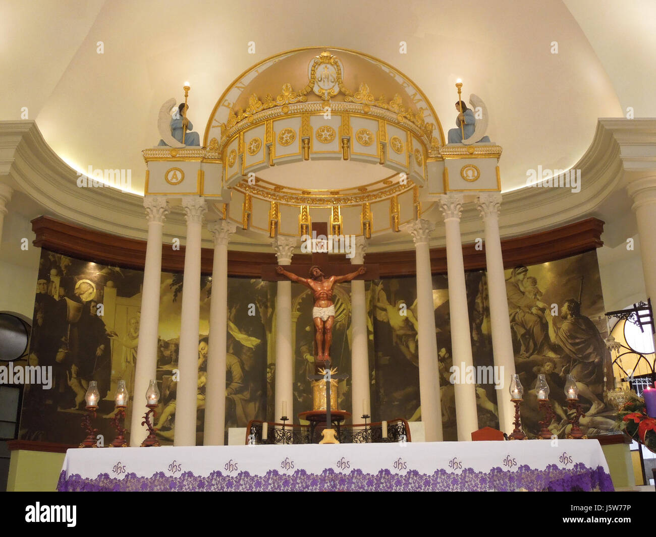Fotografia della cattedrale di San Roque a Caloocan, Filippine, che ne evidenzia le caratteristiche architettoniche e il significato religioso. Foto Stock