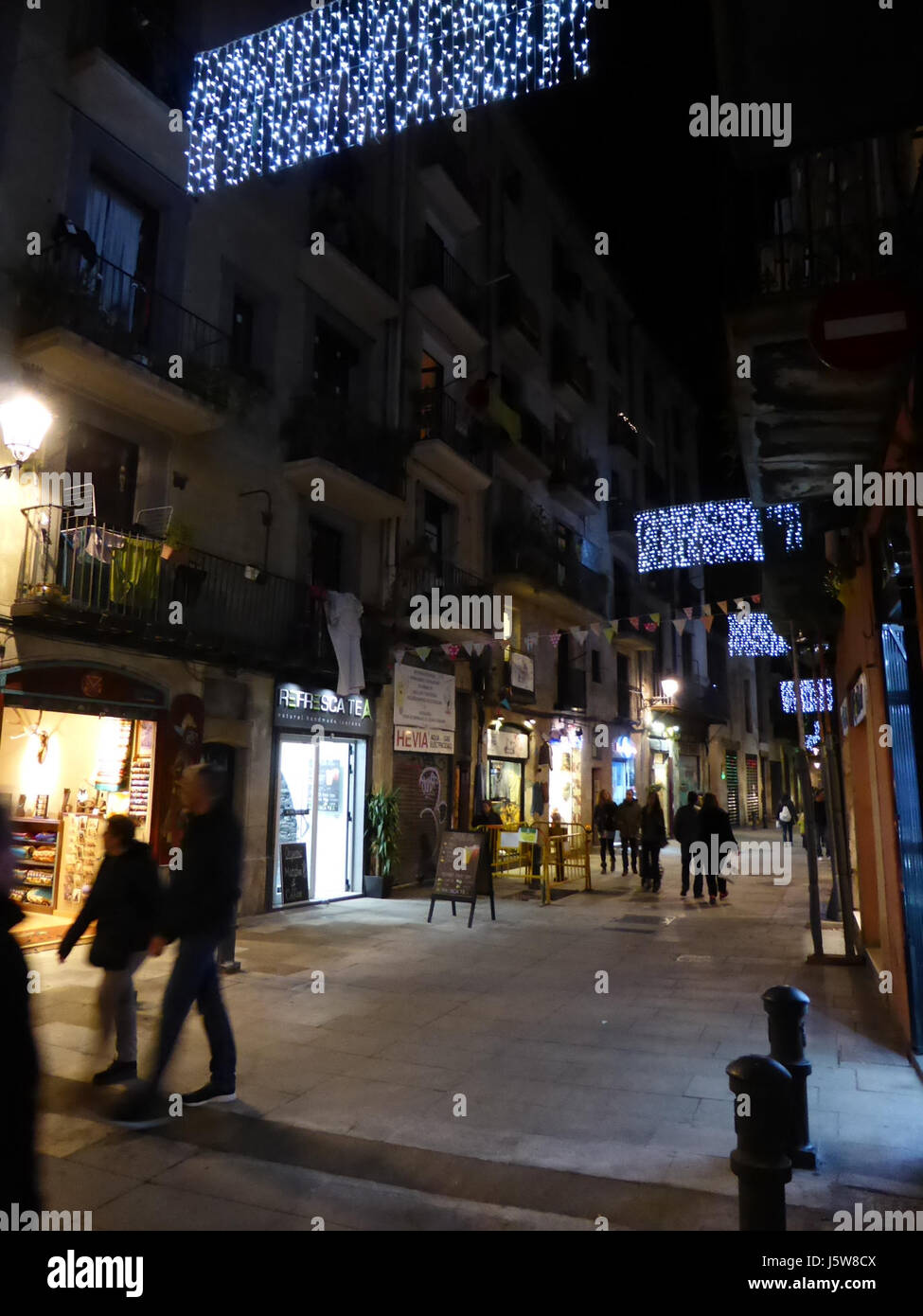 Questa immagine rappresenta Barcellona, una delle principali città della Spagna, conosciuta per la sua architettura, cultura e storia. La città è una destinazione popolare per i turisti di tutto il mondo. Foto Stock
