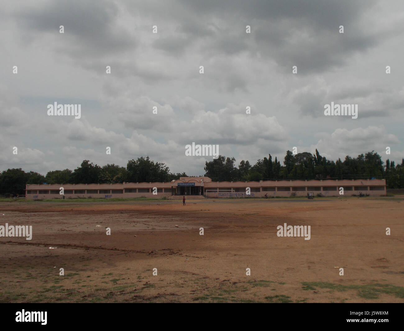 L'edificio principale del Silver Jubilee College è una struttura significativa, che probabilmente rappresenta la storia del college e il suo design architettonico come parte della sua celebrazione del 25 ° anniversario. Foto Stock