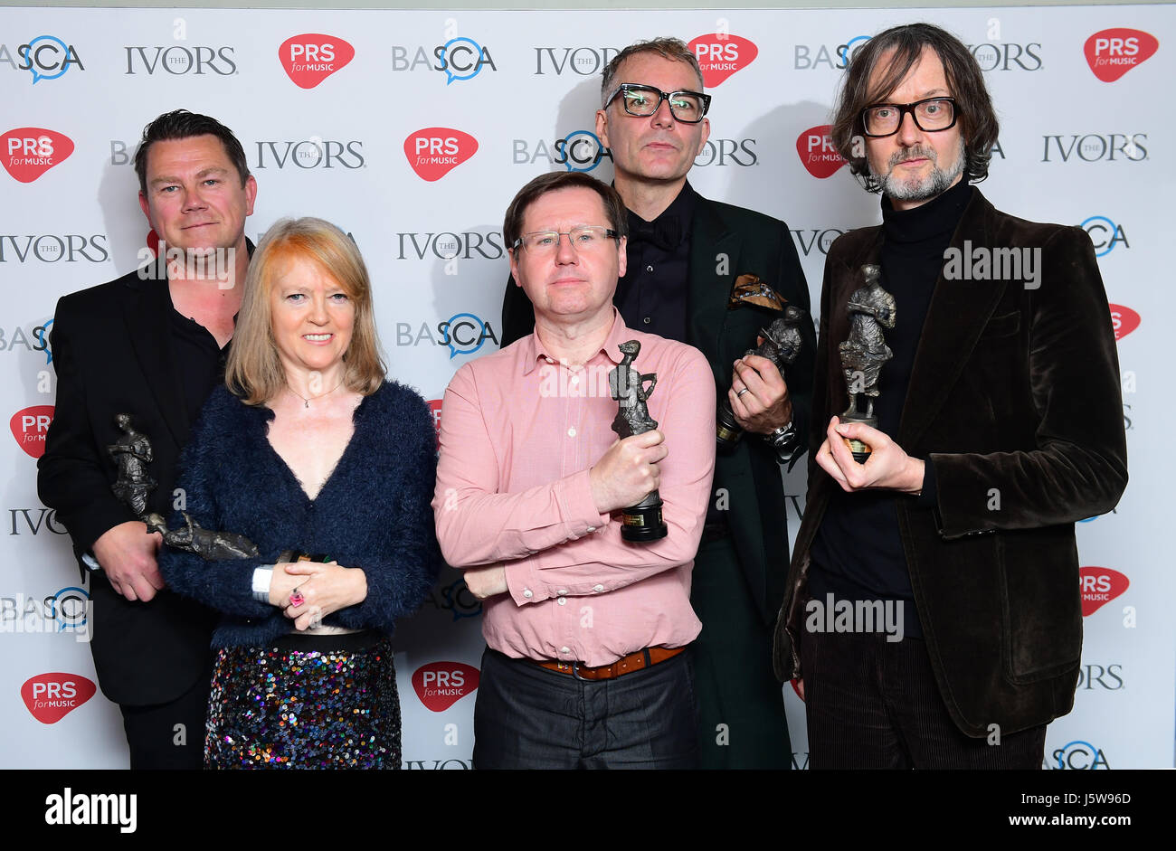 (Sinistra-destra) Nick banche, Candida Doyle, Mark Webber, Steve Mackey e Jarvis Cocker di polpa con il premio per il miglior canzone raccolta durante la sessantaduesima annuale di Ivor Novello Music Awards presso Grosvenor House di Londra. Foto Stock