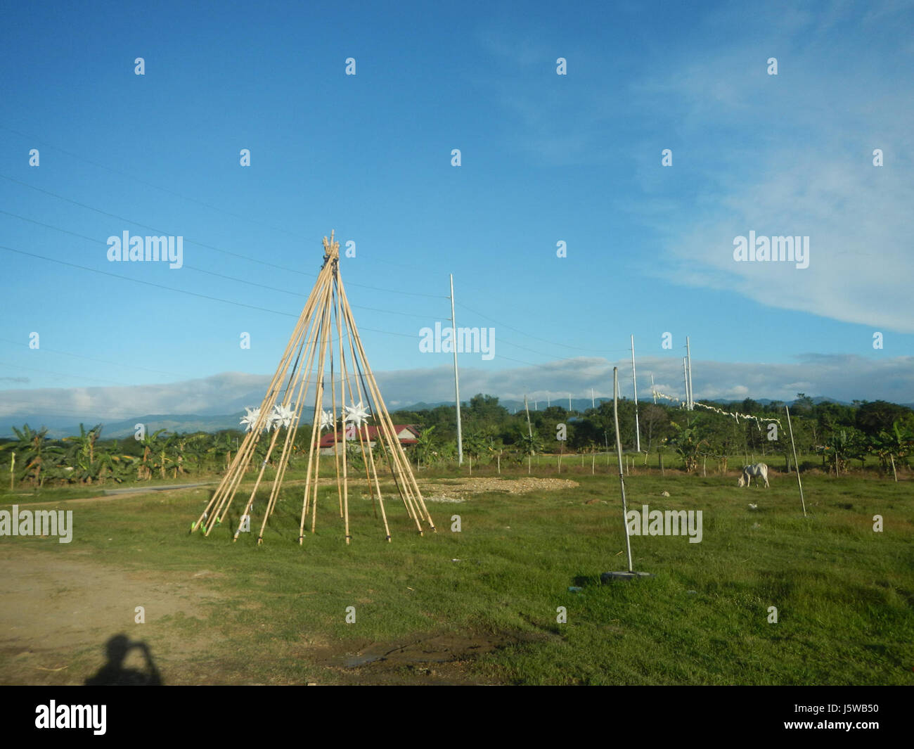 Questo si riferisce al paesaggio agricolo e rurale di Gabihan, San Ildefonso, Bulacan, concentrandosi su risaie, praterie e allevamenti di bestiame nella regione. Foto Stock