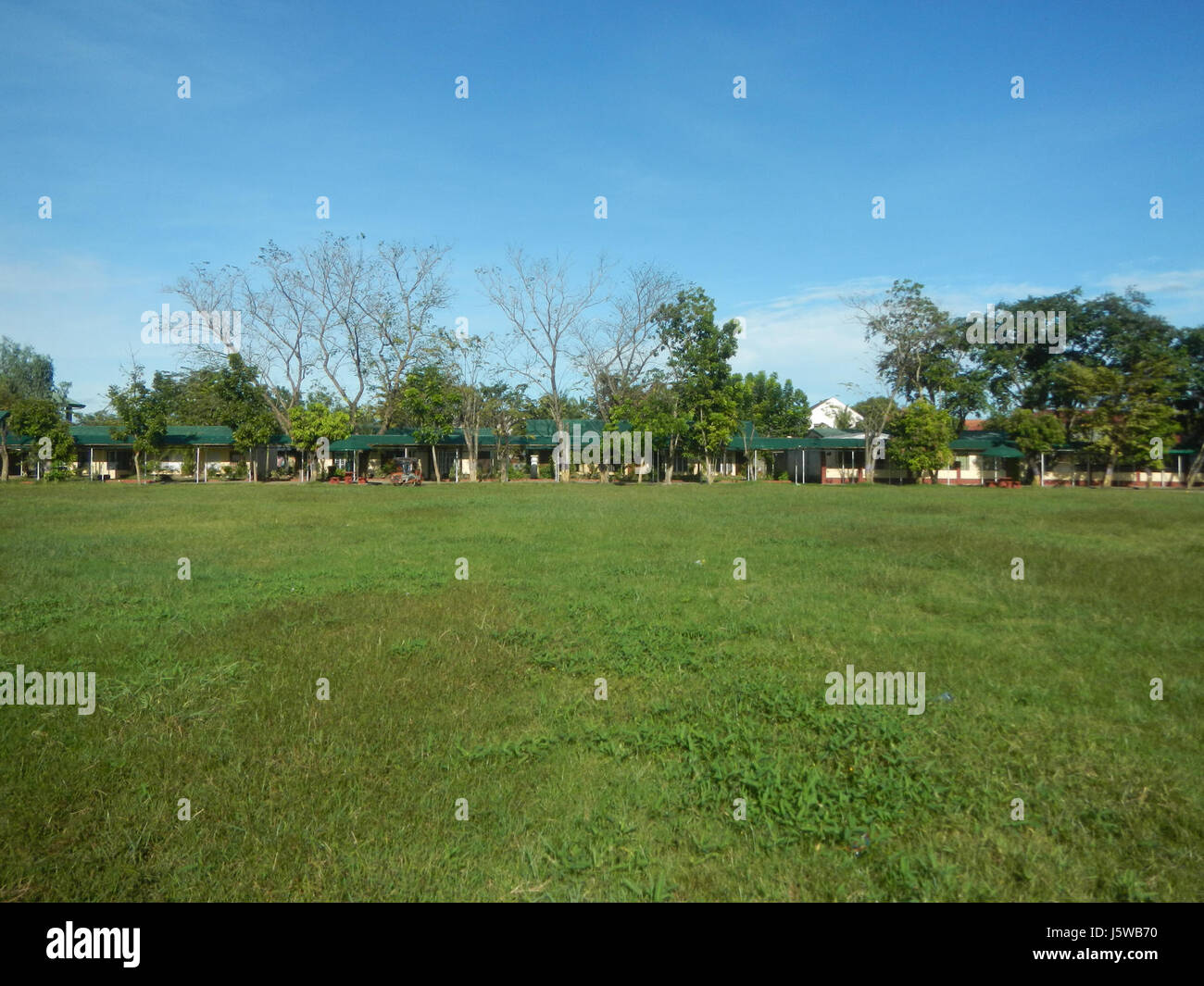 Questa immagine raffigura la Scuola Poblacion e le torri d'acqua a San Jose, San Miguel, Bulacan, che mostrano le infrastrutture locali e le strutture educative della zona. Foto Stock