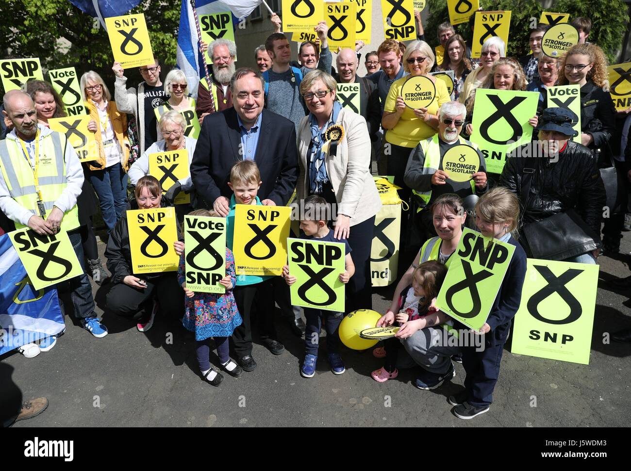 Alex Salmond come egli si unisce a Joanna Cherry(al centro a destra), il candidato SNP per Edimburgo sud-ovest sul sentiero di campagna in città. Foto Stock