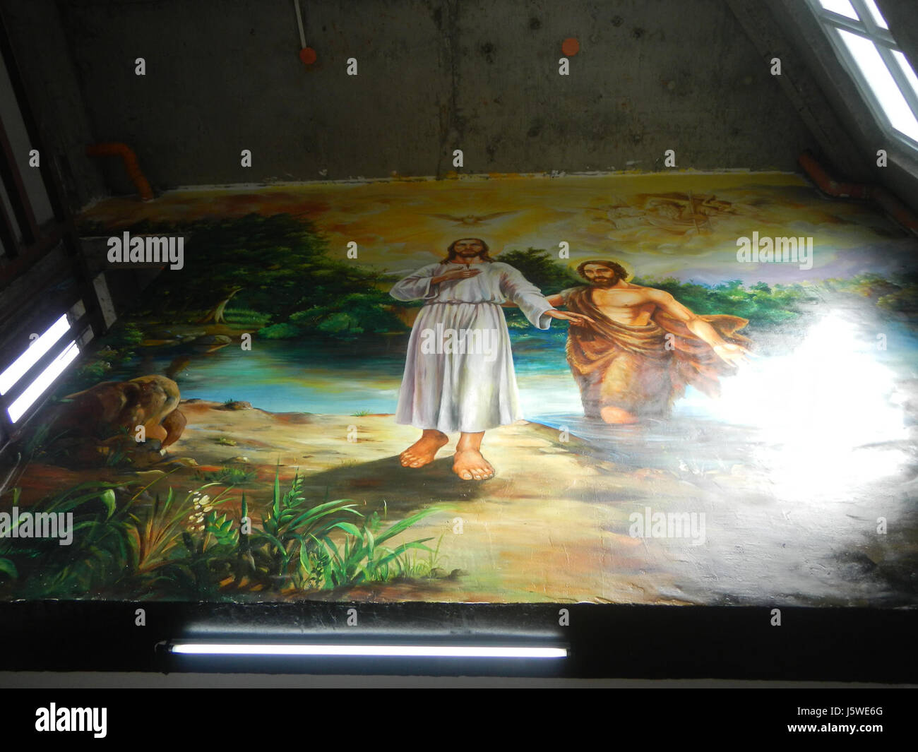 Questa immagine raffigura Barangays Don Carlos Village Street, situata nell'area della Parrocchia di Fatima a Malibay, Pasay City, Filippine. L'area è caratterizzata da edifici residenziali e commerciali, che riflettono la vivace vita cittadina di questo quartiere urbano della metropolitana di Manila. Foto Stock