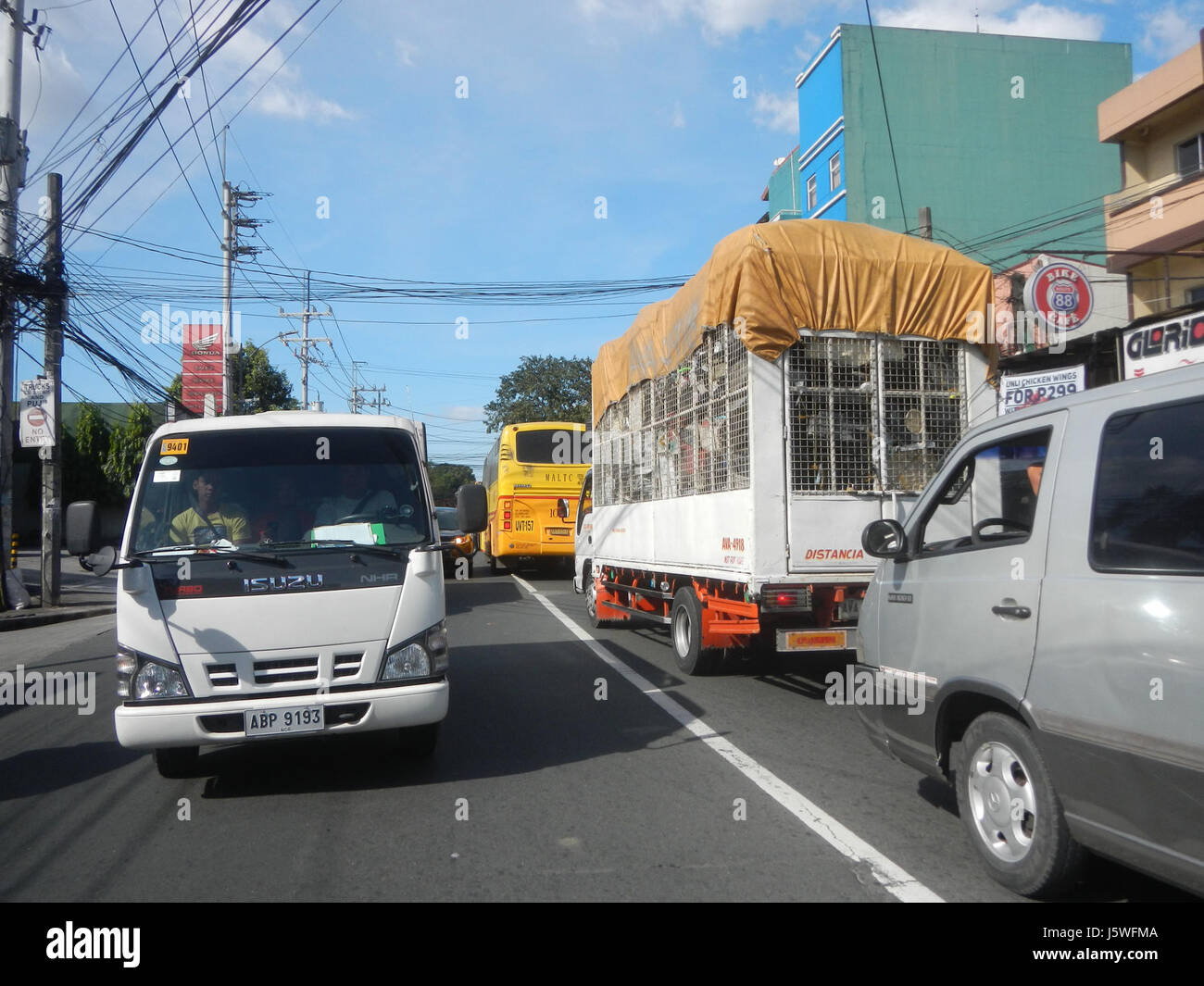 Un progetto di pianificazione urbana che prevede l'estensione di Anonas e V. Luna Avenue a Quezon City, migliorando le infrastrutture e l'accessibilità. Foto Stock