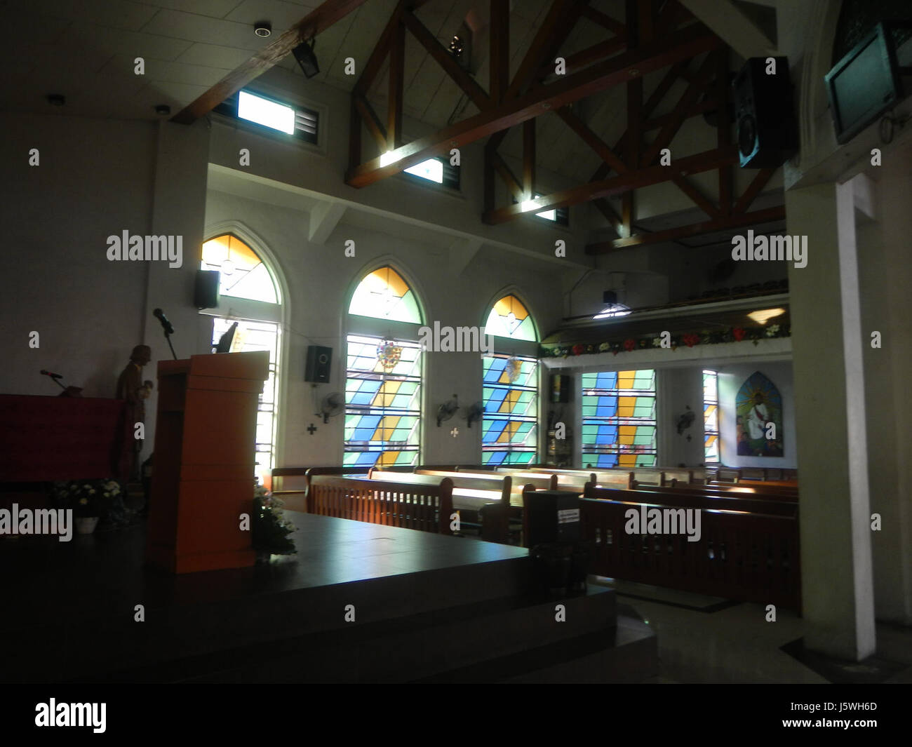 La fotografia 03415 mostra la chiesa parrocchiale di San Giovanni Maria Vianney a Cembo, Makati City, evidenziandone le caratteristiche architettoniche e il significato comunitario. Foto Stock