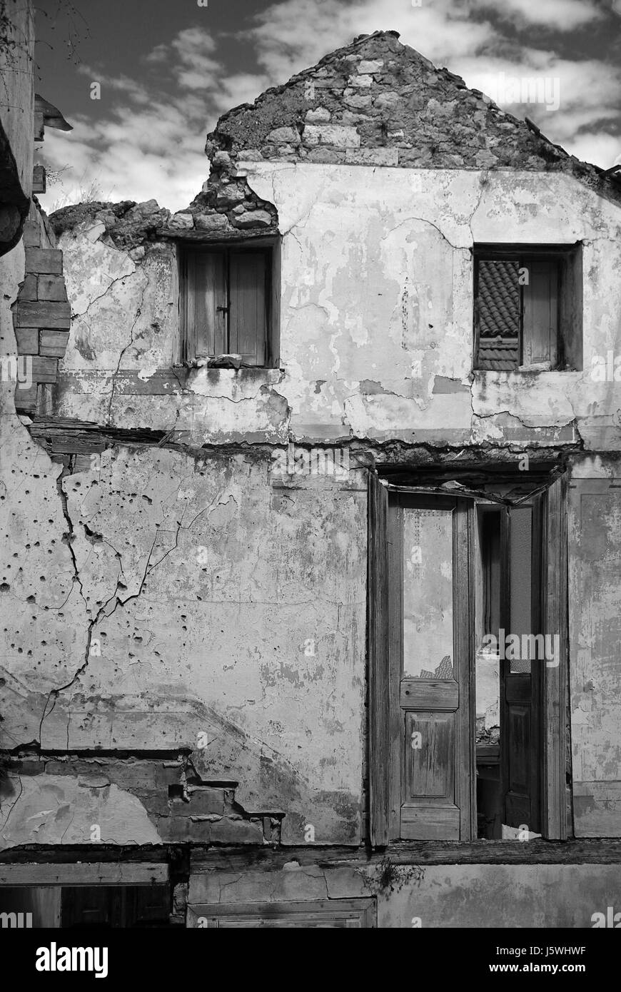 Costruzione casa hit oblò finestre dormer nel riquadro finestra guerra porta frontale a parete Foto Stock
