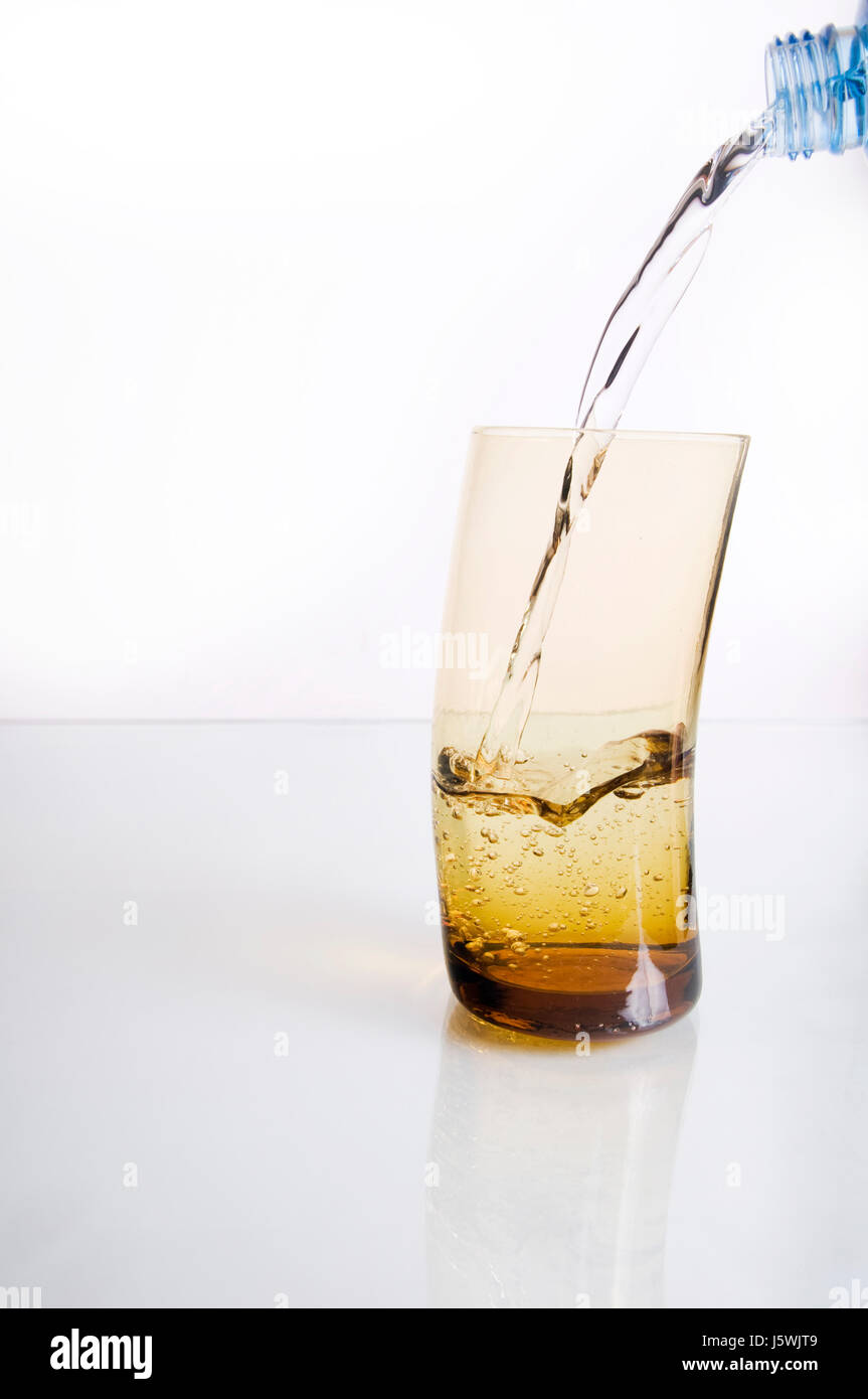 Calice di vetro tumbler vetro solubile di ristoro Acqua potabile Acqua arancione Foto Stock