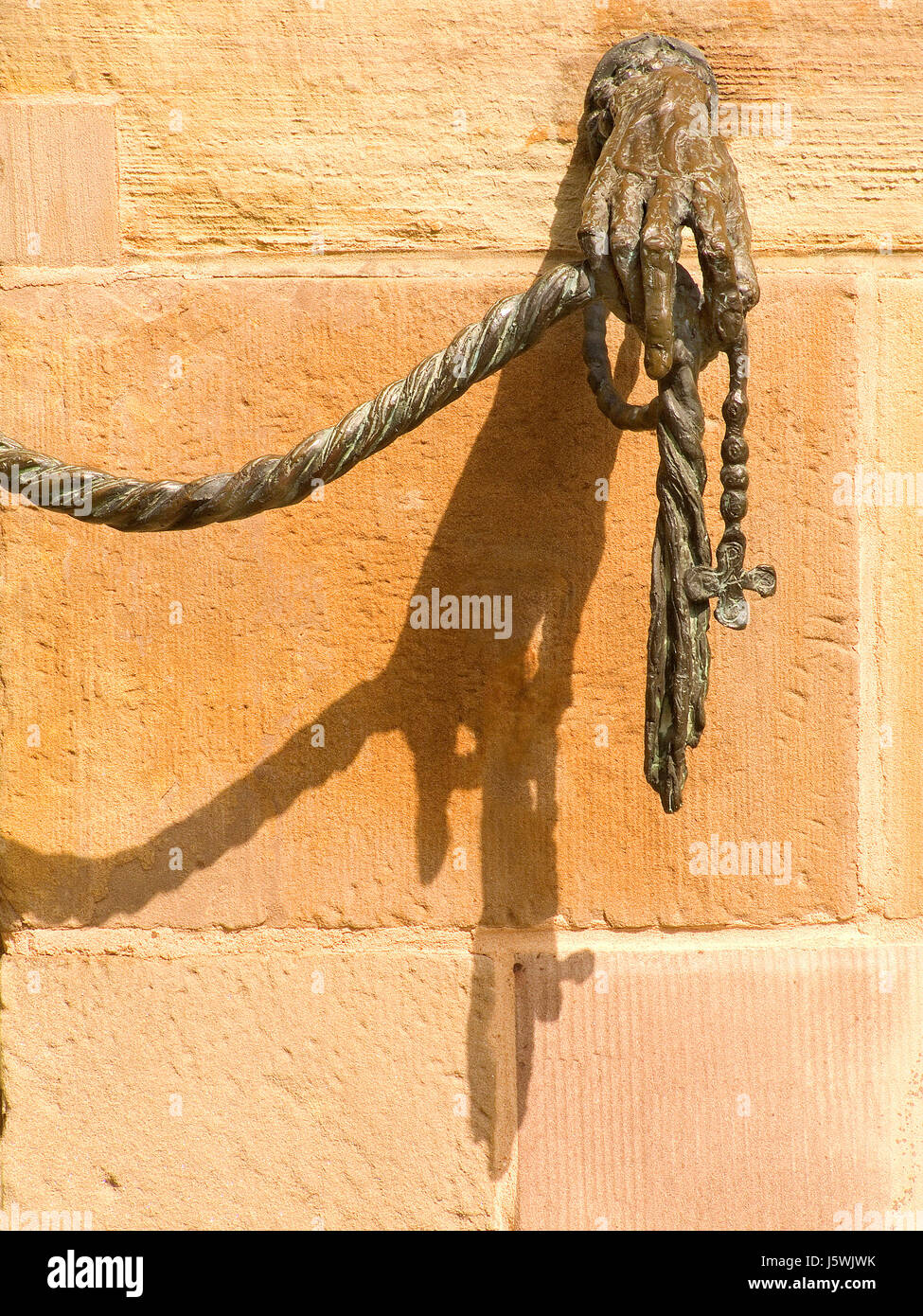 Catena a mano facciata di pietra arenaria di bronzo rapporti business deal transazione aziendale Foto Stock