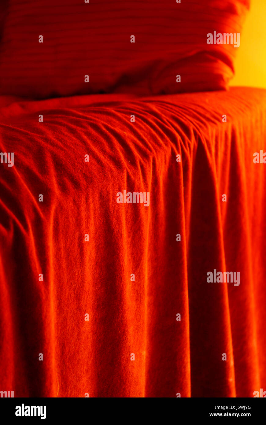 Tessuto in velluto rughe colore rosso morbido dolce coccola struttura orientata fare riferimento Foto Stock