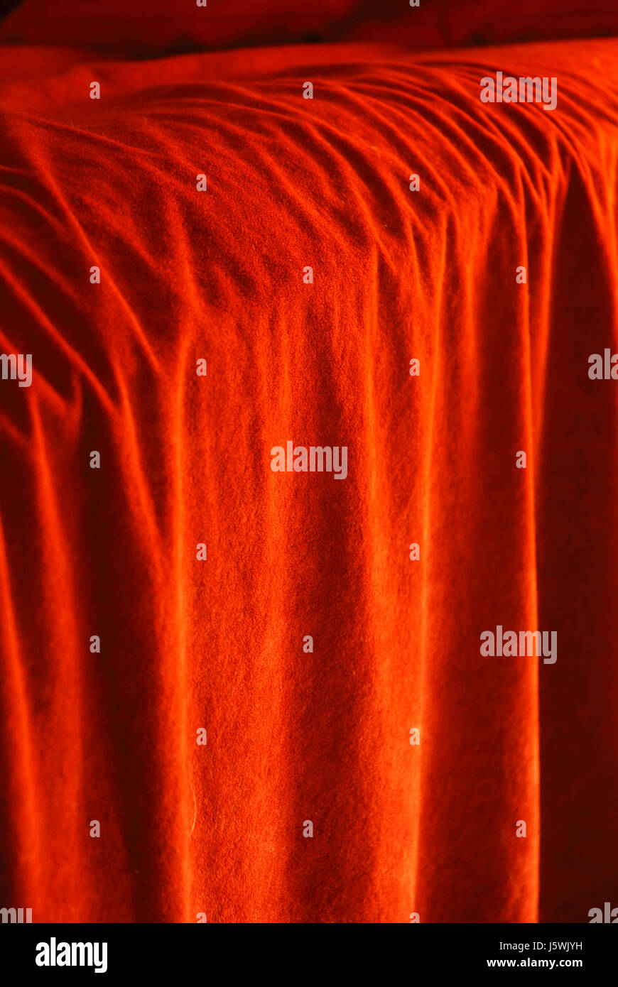 Tessuto in velluto rughe colore rosso soft coccola registrazione struttura orientata Foto Stock