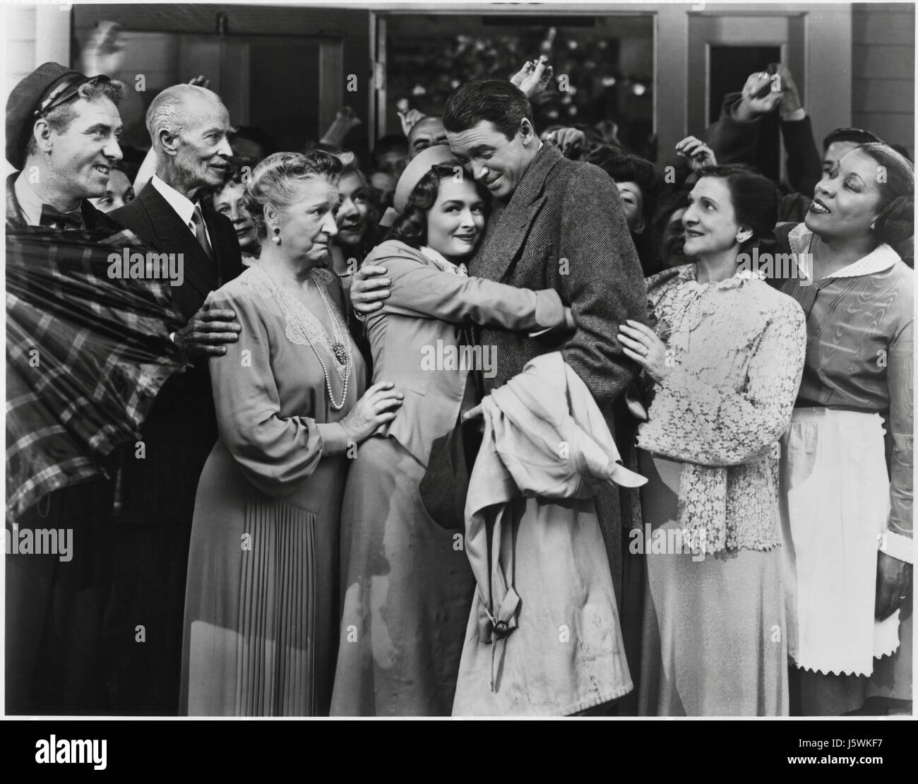 Frank Faylen, H. B. Warner, Beulah Bondi, Donna Reed, James Stewart, Lillian Randolph, sul set del film "La vita è una cosa meravigliosa" 1946 Foto Stock