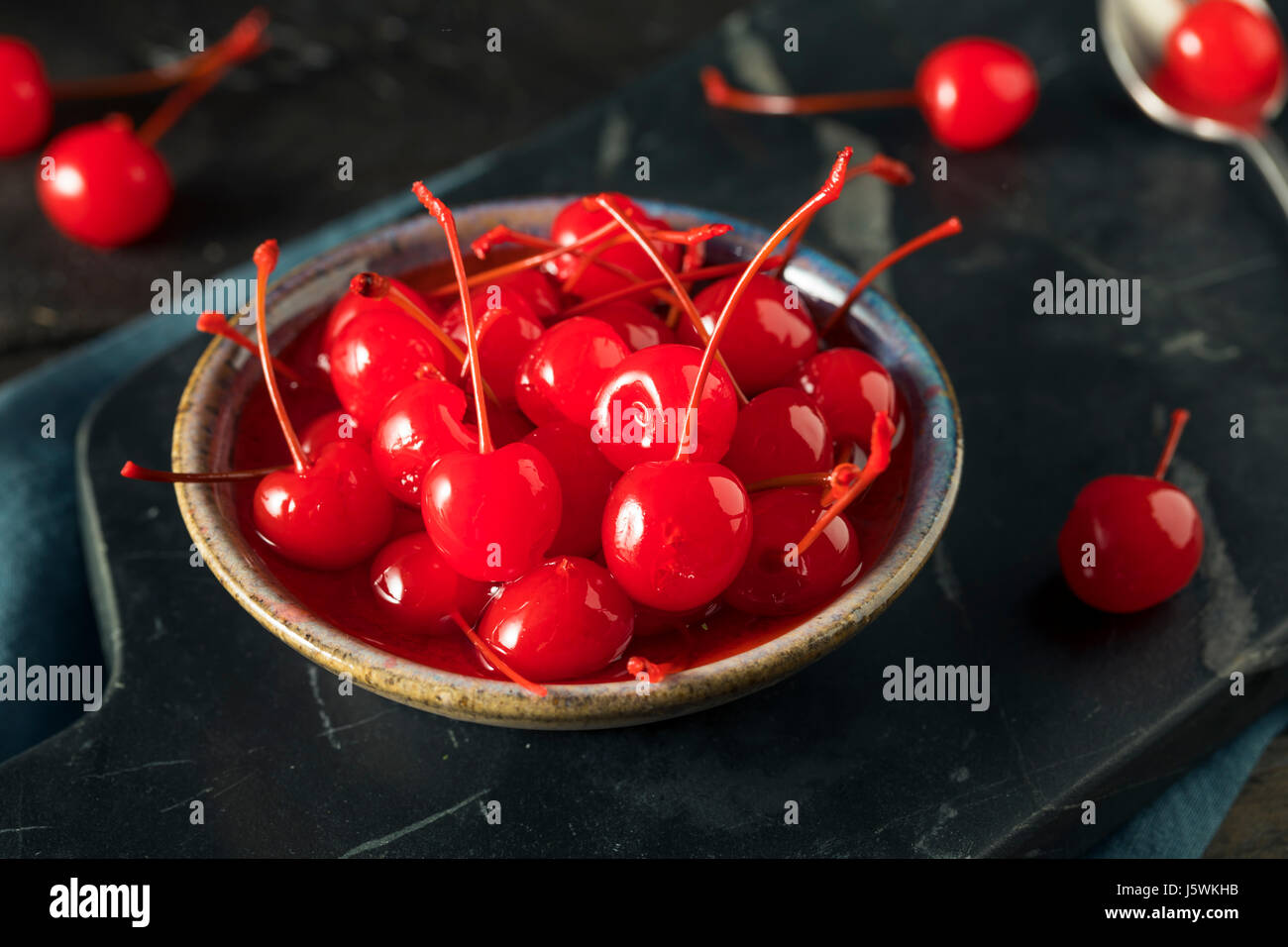 Rosso dolce ciliegie al maraschino in sciroppo appiccicoso Foto Stock