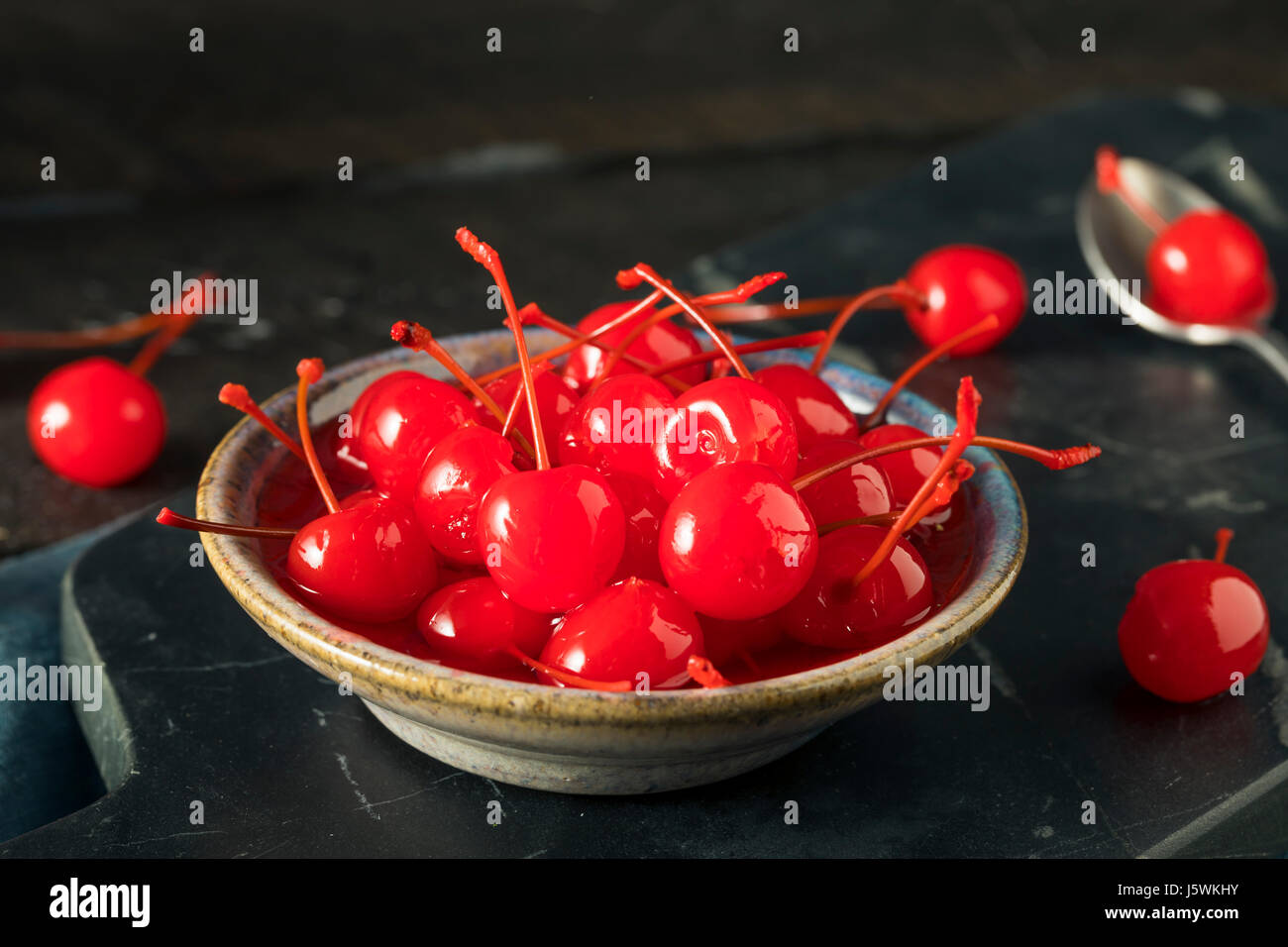 Rosso dolce ciliegie al maraschino in sciroppo appiccicoso Foto Stock