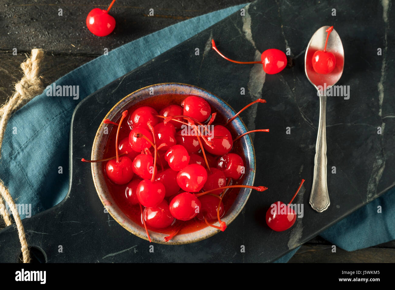 Rosso dolce ciliegie al maraschino in sciroppo appiccicoso Foto Stock