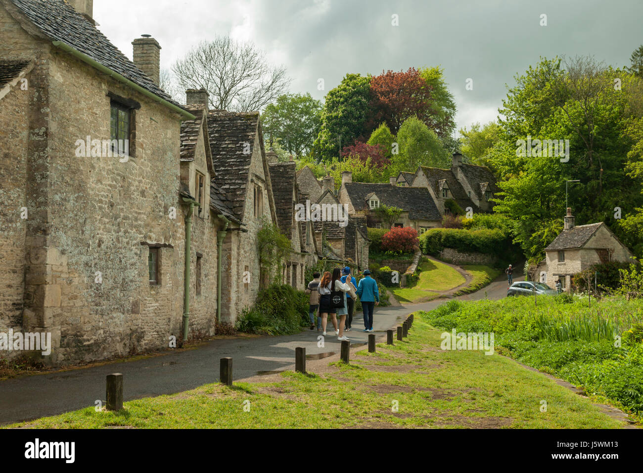 Pomeriggio di primavera ad Arlington Row a Bibury, Gloucestershire, Inghilterra. Il Cotswolds. Foto Stock