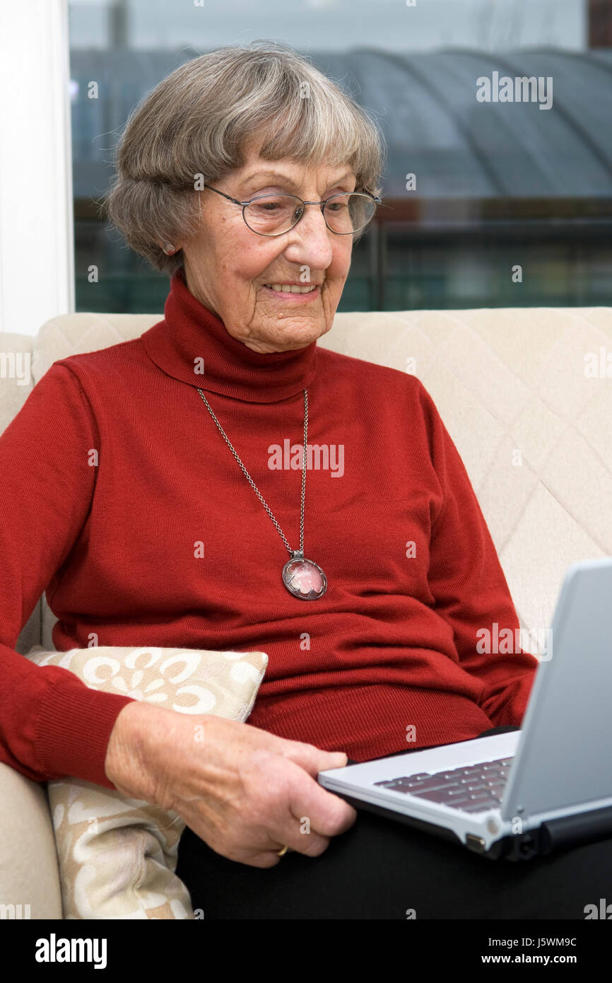 Laptop notebook computer computer foto interne in età attiva titolare di pensione o di rendita di vecchiaia Foto Stock