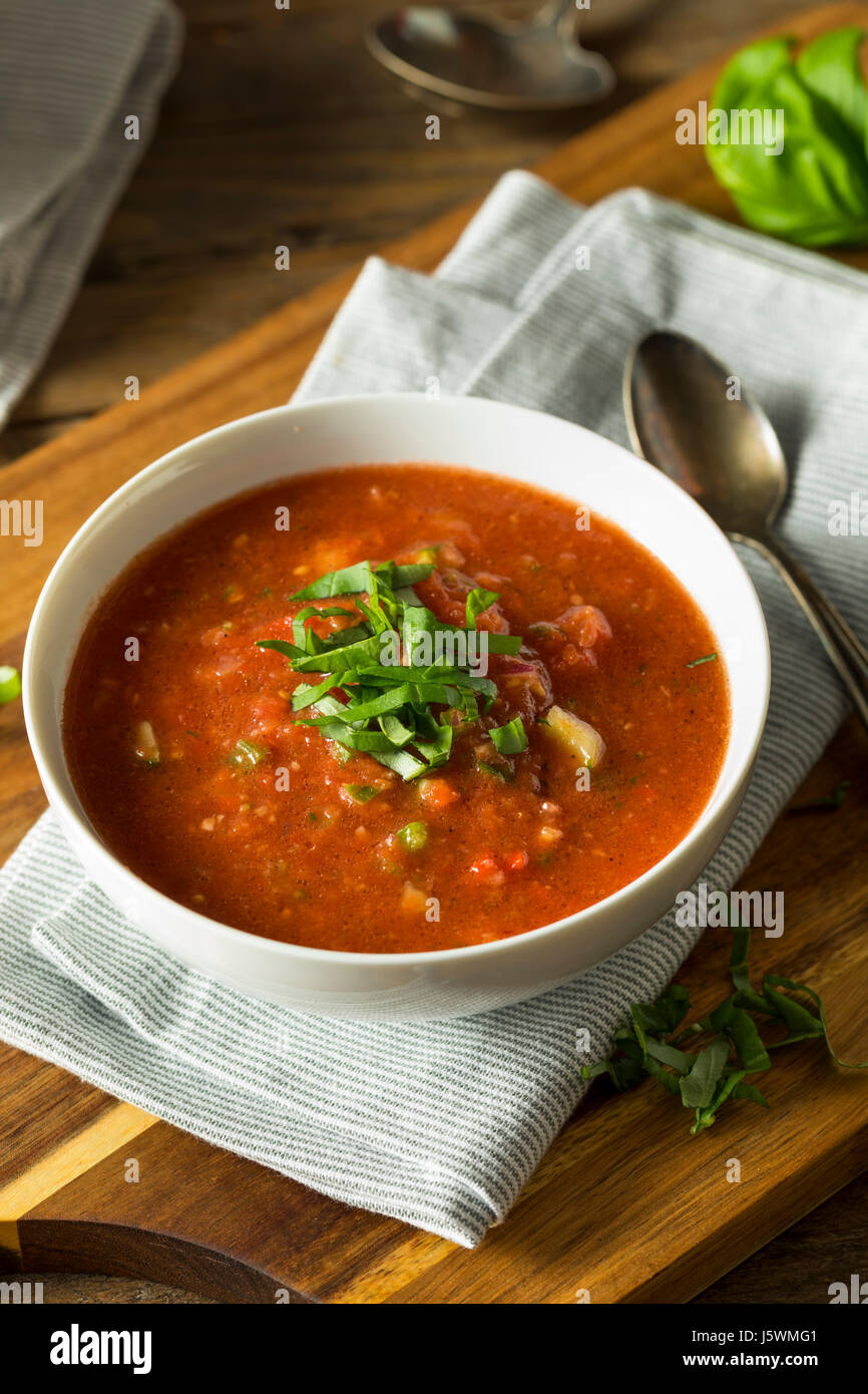 Il freddo rinfrescante Zuppa Gazpacho con basilico e cetrioli Foto Stock