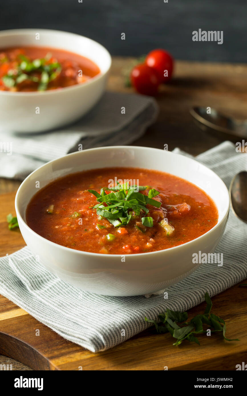 Il freddo rinfrescante Zuppa Gazpacho con basilico e cetrioli Foto Stock
