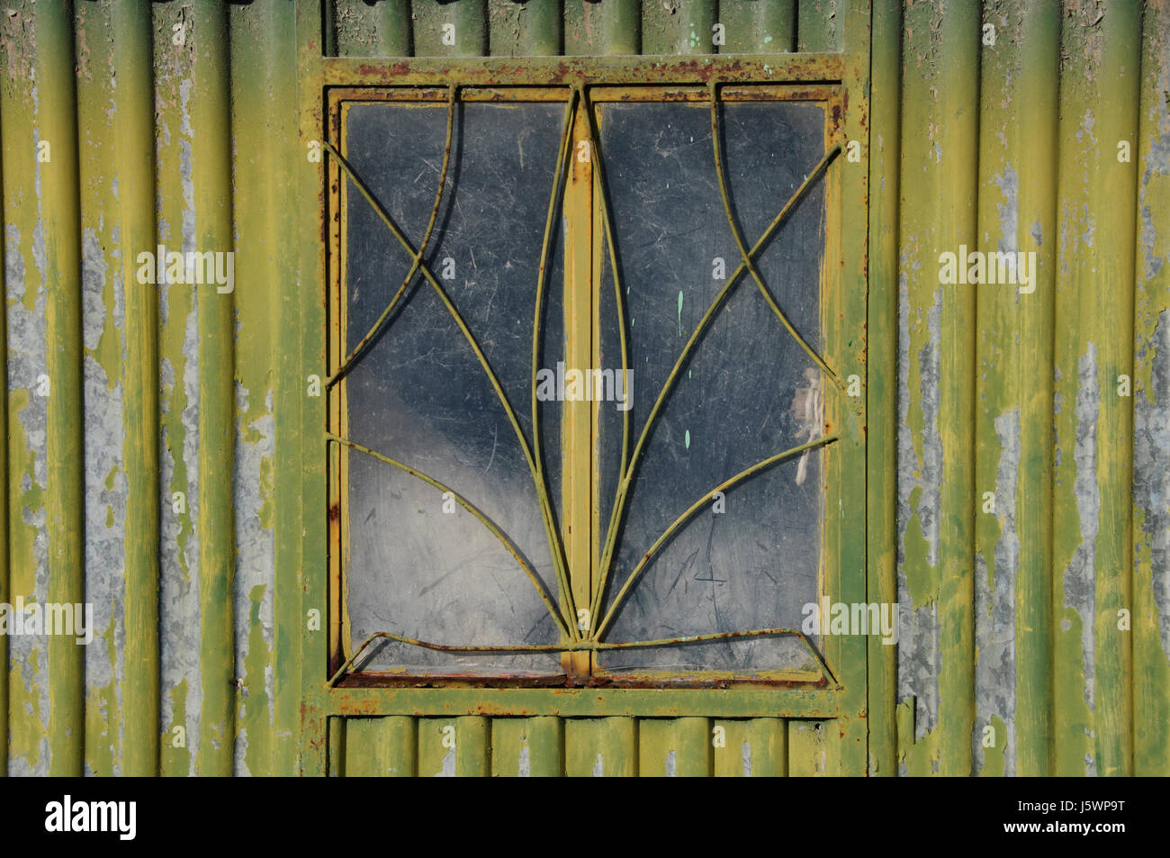 Scolorito finestra di metallo. Foto Stock