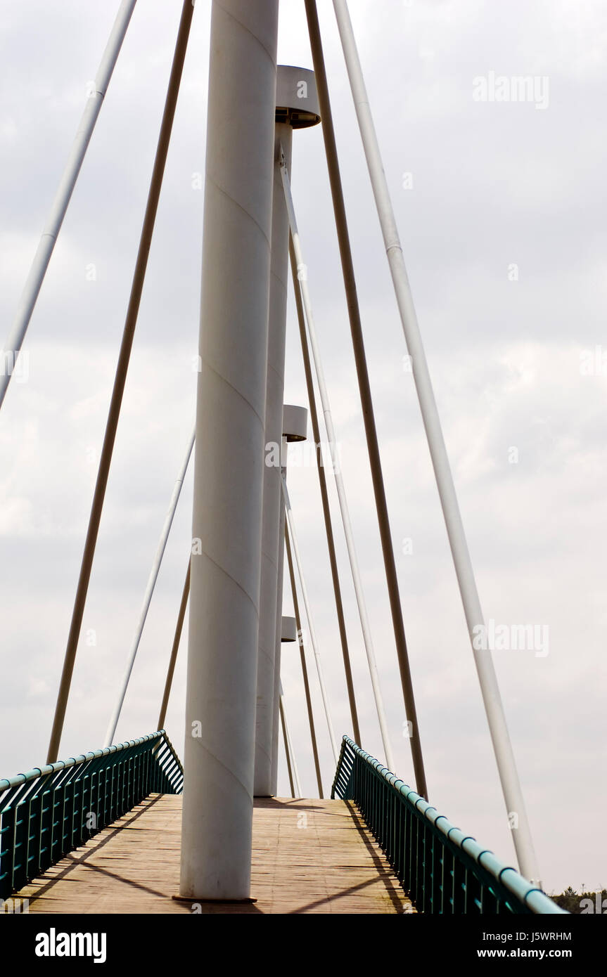 Andare a piedi andando a piedi ponte obiettivo trasversale di passaggio archgway cancello pedonale del gantry Foto Stock