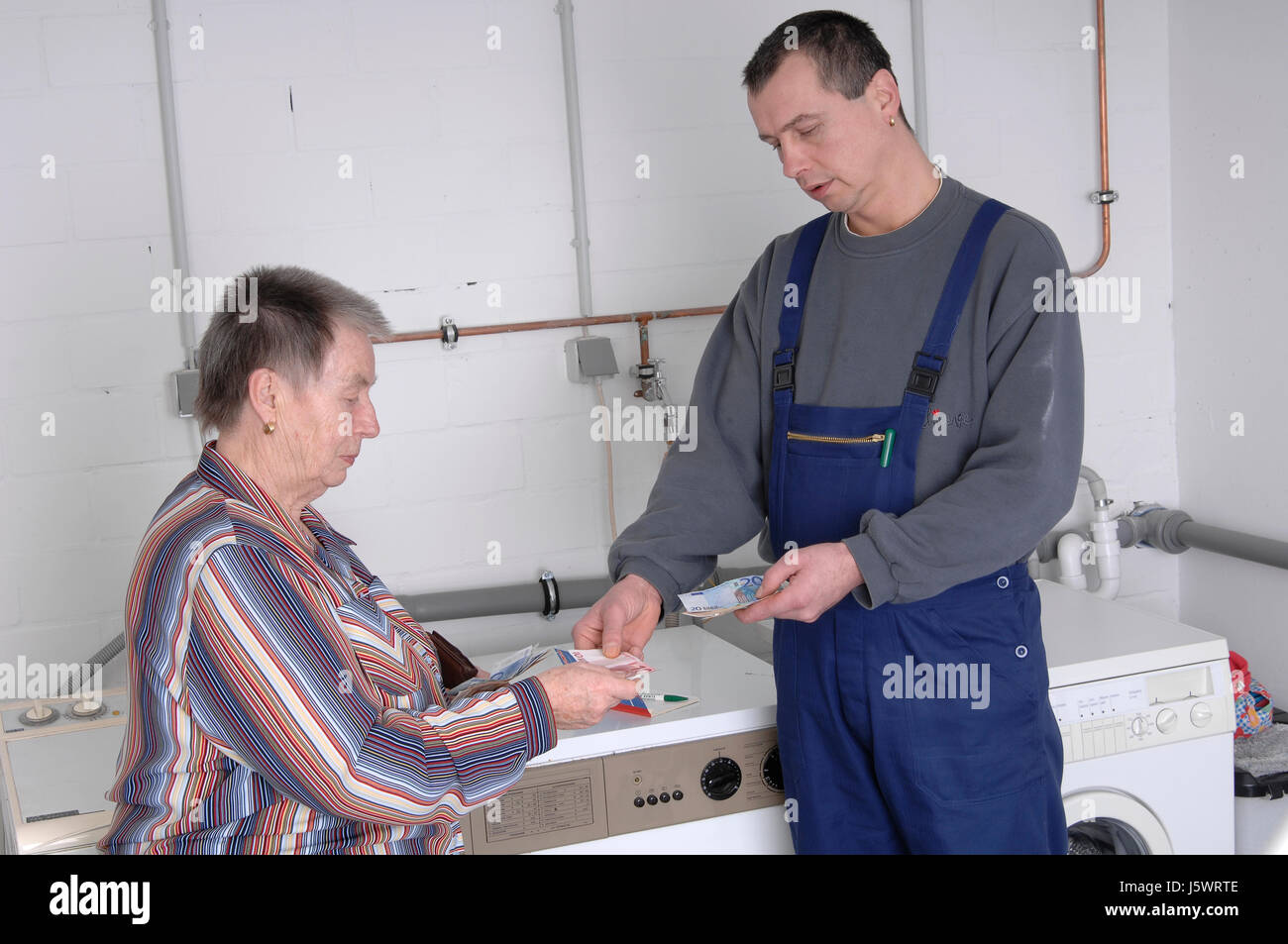 Donna artigiano tradesman handicraftsman lavatrice raccogliere donna pay Foto Stock