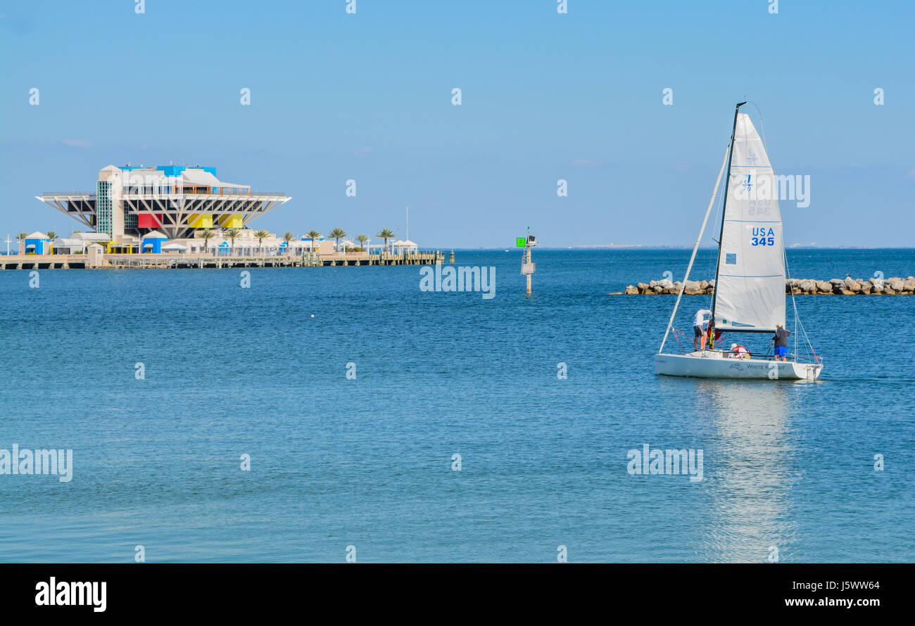 Una barca a vela verso la città di San Pietroburgo Pier. Si tratta di andare a Tampa Bay in Florida. Nessun modello / Proprietà release Foto Stock
