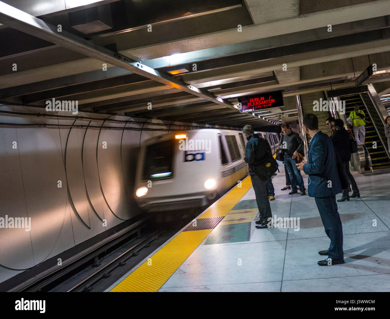 'Bart' (Bay Area Rapid Transit) treno in arrivo la metropolitana presso il Market Street station San Francisco California USA Foto Stock
