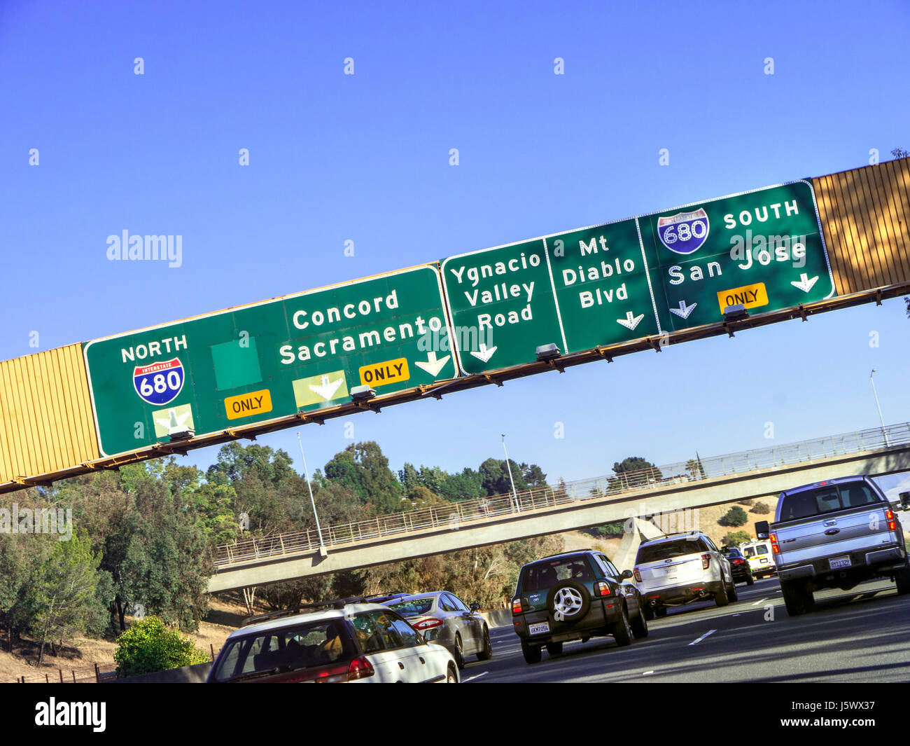 I-680- traffico pendolari sulla Interstate 680 passando sotto la direzione del gantry segni in direzione nord fino a Concord/Sacramento o a sud di San Jose California USA Foto Stock