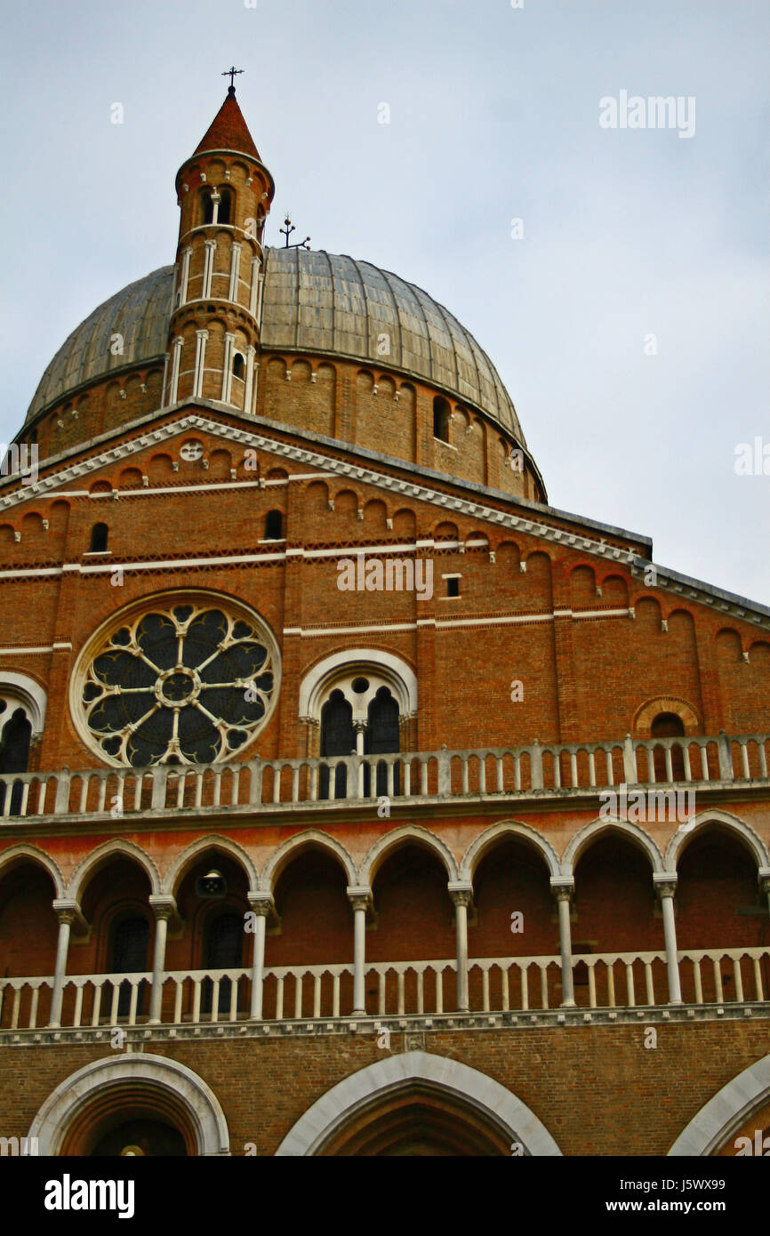 La torre della cattedrale di religione stile di costruzione di architettura in stile architettonico Foto Stock