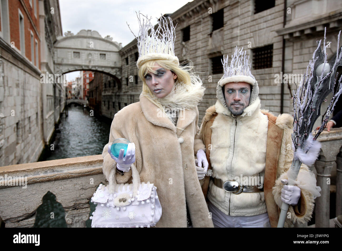 Pic da Mark Passmore. 05/03/2017 Ice il Re e la regina nella foto durante il carnevale con il famoso Ponte dei Sospiri a Venezia, Italia. Foto Stock
