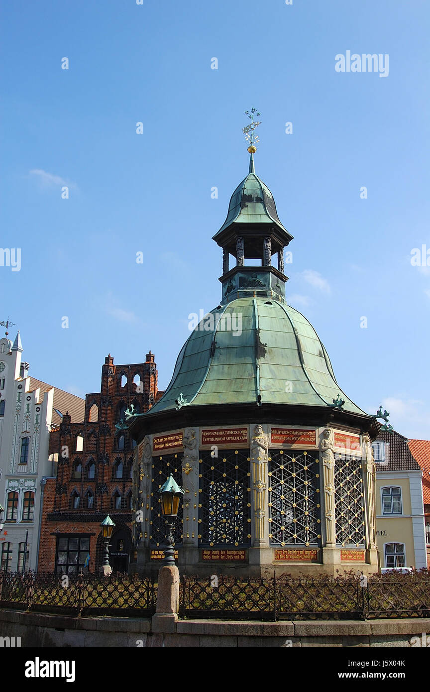 Lavoro storico di Fontana Arte Acqua torre di alimentazione opera storica di arte antica Foto Stock