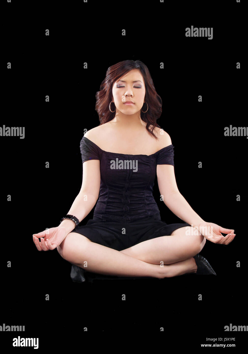 La donna la meditazione calma asian mettere seduta siedono giovani più giovane donna etnica Foto Stock
