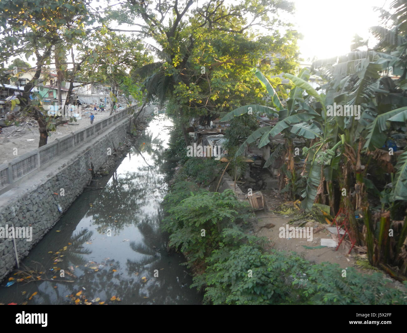 Questo si riferisce alla posizione del Buting Bridge e del School Creek Monument, che segna un punto significativo al confine tra Pasig City e East Rembo, Makati City nelle Filippine. Mette in evidenza i punti di riferimento locali e i confini urbani. Foto Stock