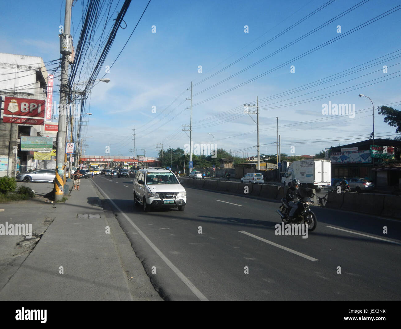 L'immagine mostra i ponti pedonali lungo Ortigas Avenue Extension nella città di Pasig, in particolare a Rosario e Santa Lucia. Questi ponti pedonali migliorano la sicurezza e la mobilità dei pedoni offrendo percorsi sopraelevati su strade trafficate. Foto Stock
