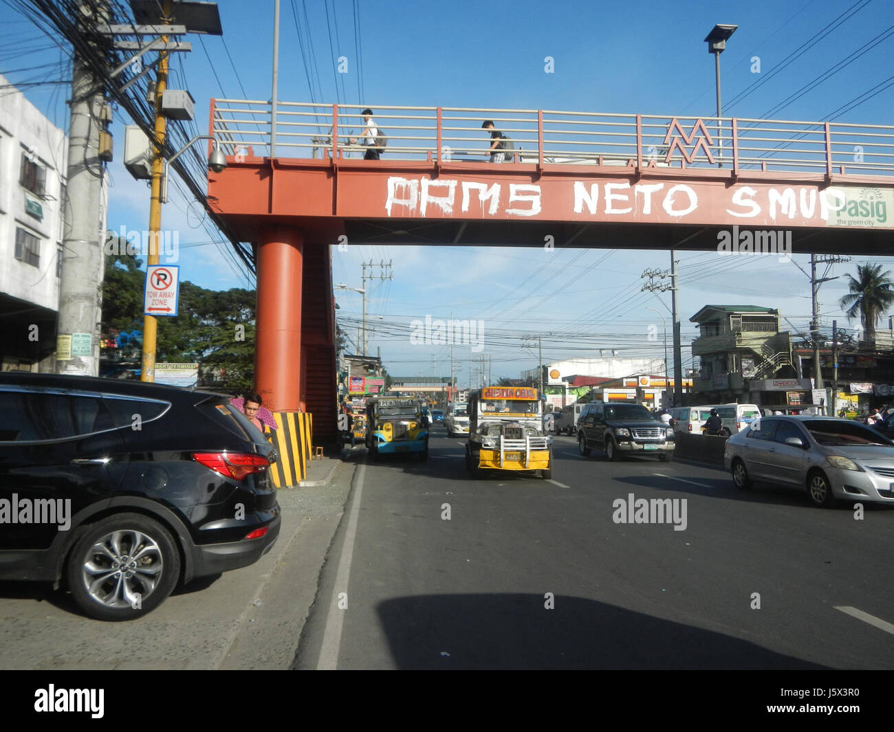 Questo titolo fa riferimento al progetto di ampliamento dei ponti pedonali di Ortigas Avenue, uno sviluppo delle infrastrutture pubbliche nella città di Pasig, che migliora l'accesso pedonale tra Barangays Rosario e Santa Lucia. Foto Stock