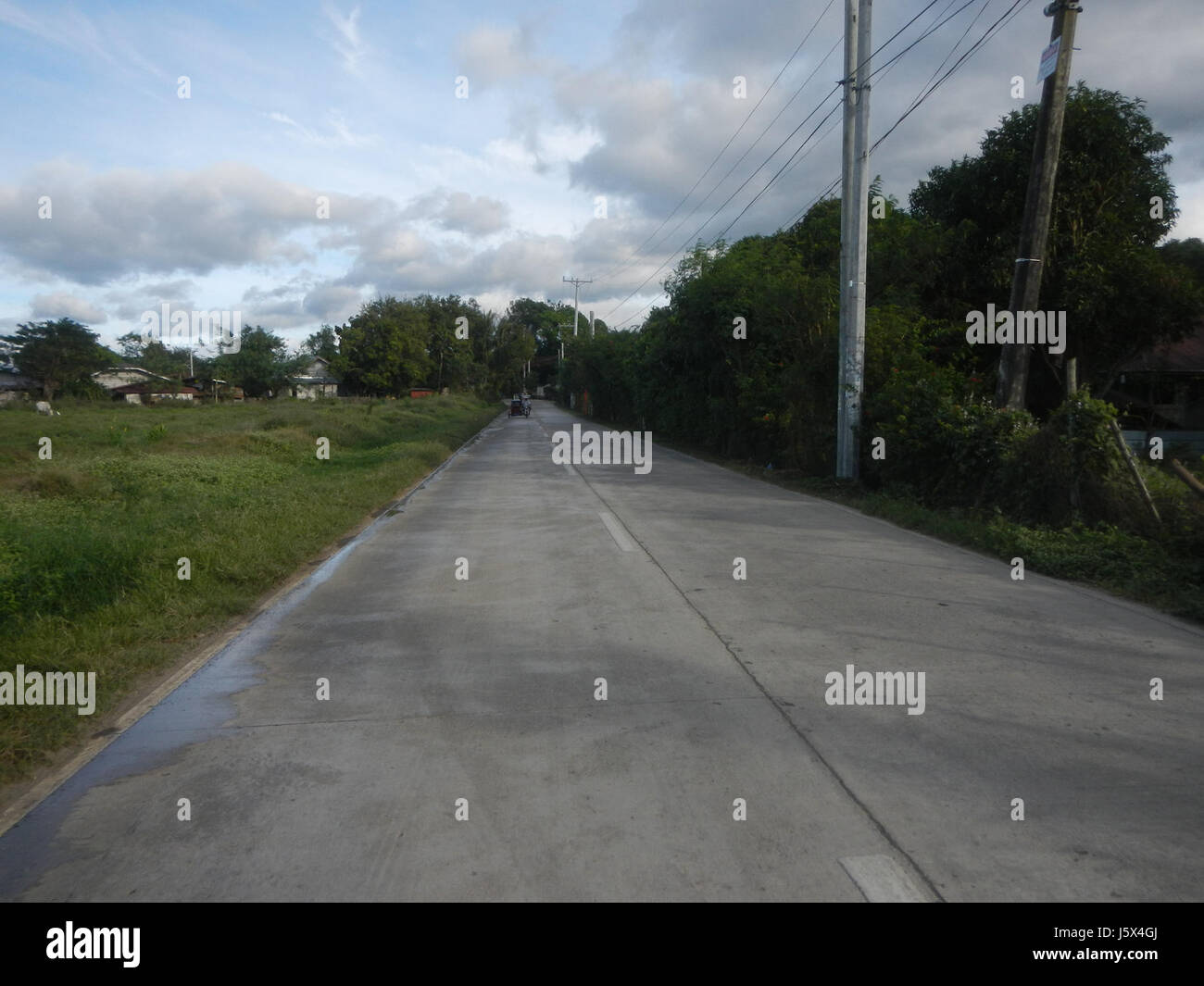 Un'immagine della strada provinciale 23, identificata dal numero 01649, che attraversa diverse città di Bulacan, Filippine. Foto Stock