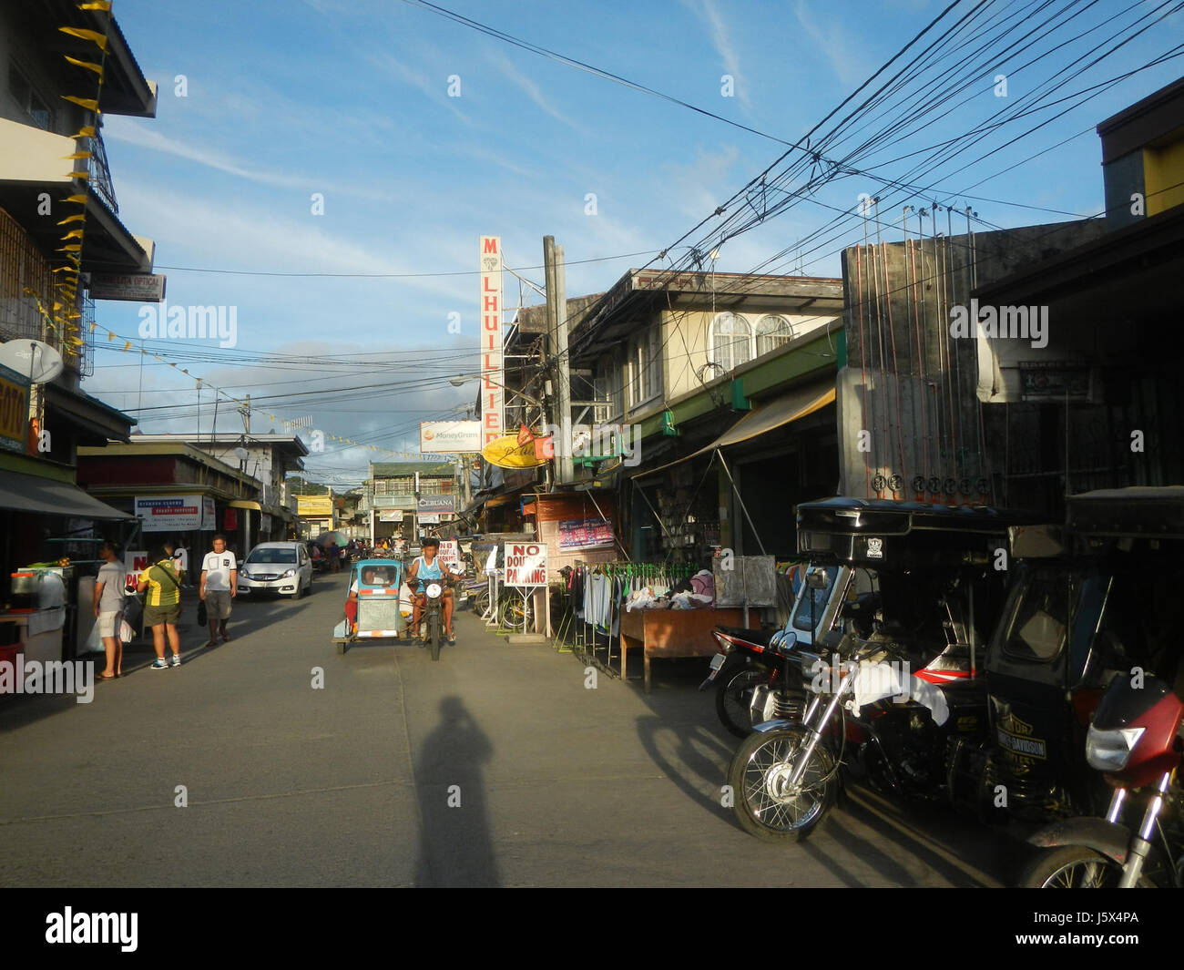 La strada del mercato di San Jose Juan Vicente a San Miguel, Bulacan, funge da strada principale per i trasporti e gli scambi commerciali della regione. Si tratta di una parte essenziale della struttura economica e logistica della zona. Foto Stock