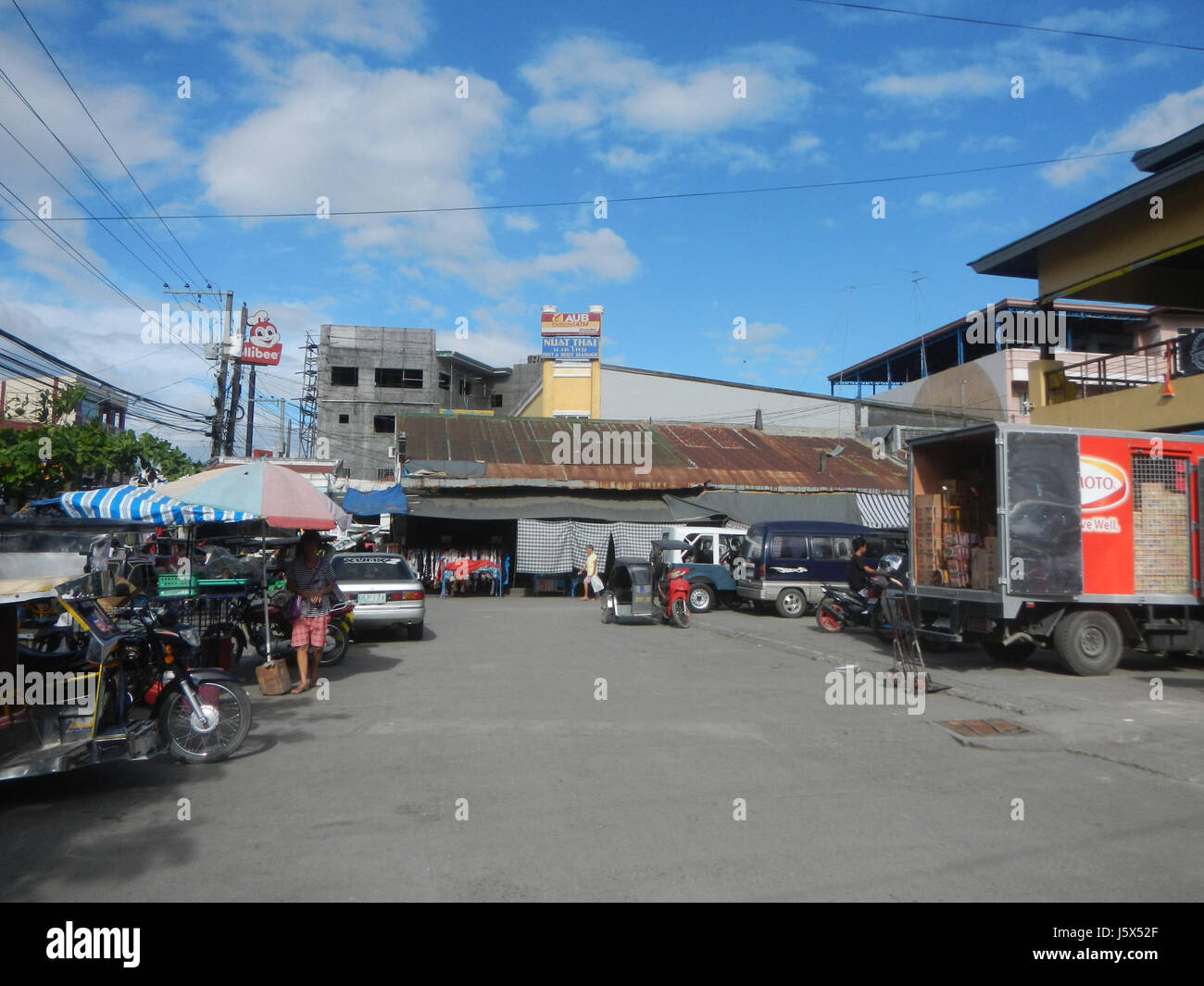 Tinio Street e J. Malgapo Street a Gapan City propriamente detta sono importanti strade nel centro della città, facilitando il traffico locale e l'accesso alle aree vicine. Foto Stock
