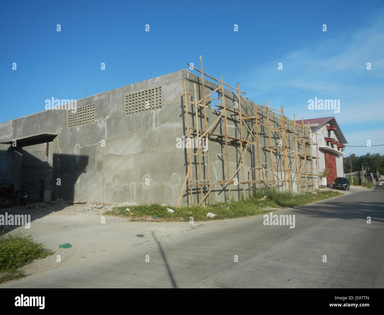 L'immagine mostra le case del patrimonio Metrogate Meycauayan II a Loma de Gato, Marilao, Bulacan. Rappresenta uno sviluppo residenziale nella regione, mettendo in evidenza le abitazioni e le infrastrutture locali nel crescente paesaggio urbano di Bulacan. Foto Stock