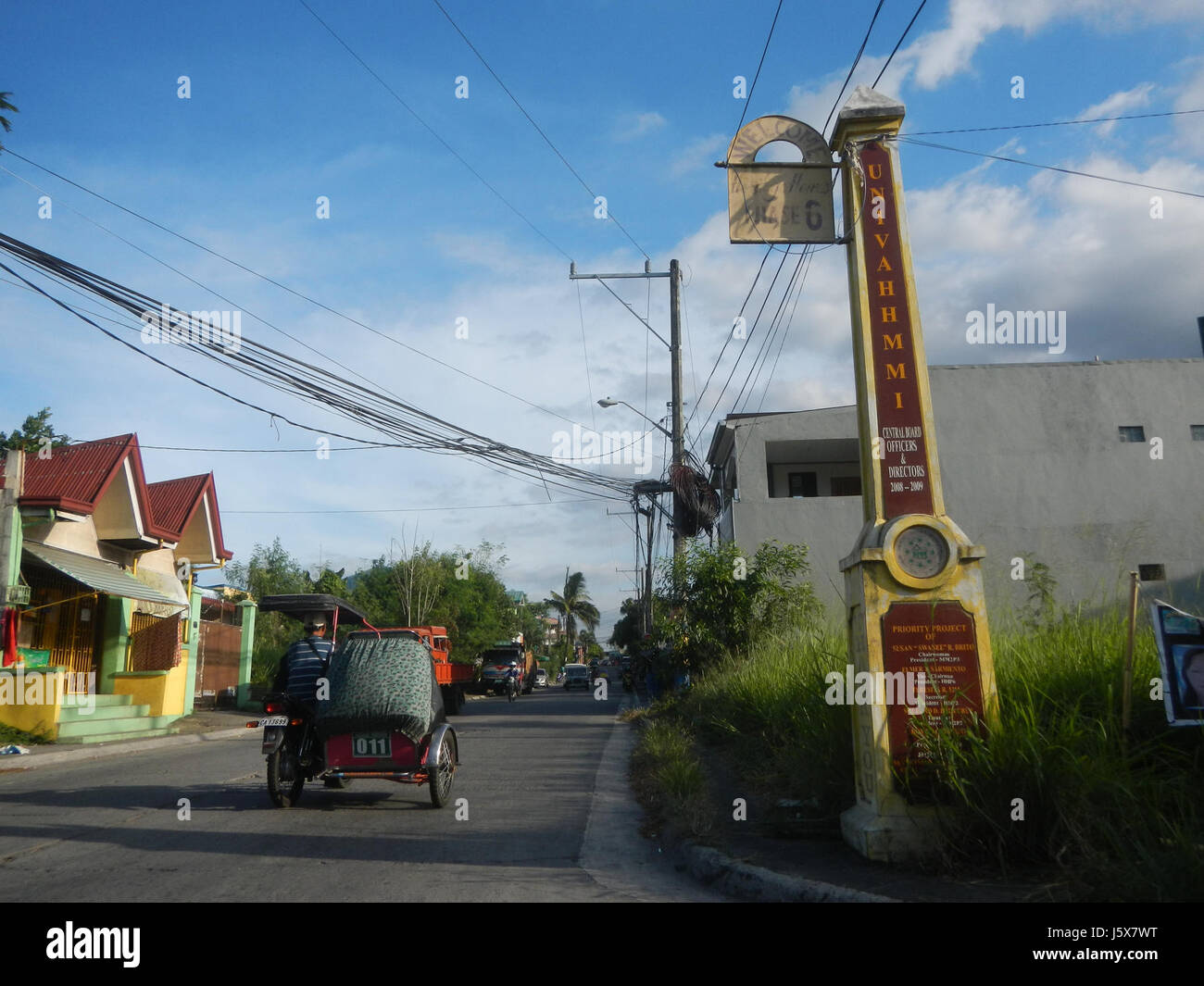 Questa immagine o riferimento riguarda le Case del patrimonio Metrogate Meycauayan II, situate a Loma de Gato, Marilao, Bulacan. Presenta una comunità residenziale con case sviluppate che offrono servizi moderni e uno stile di vita periferico. Foto Stock