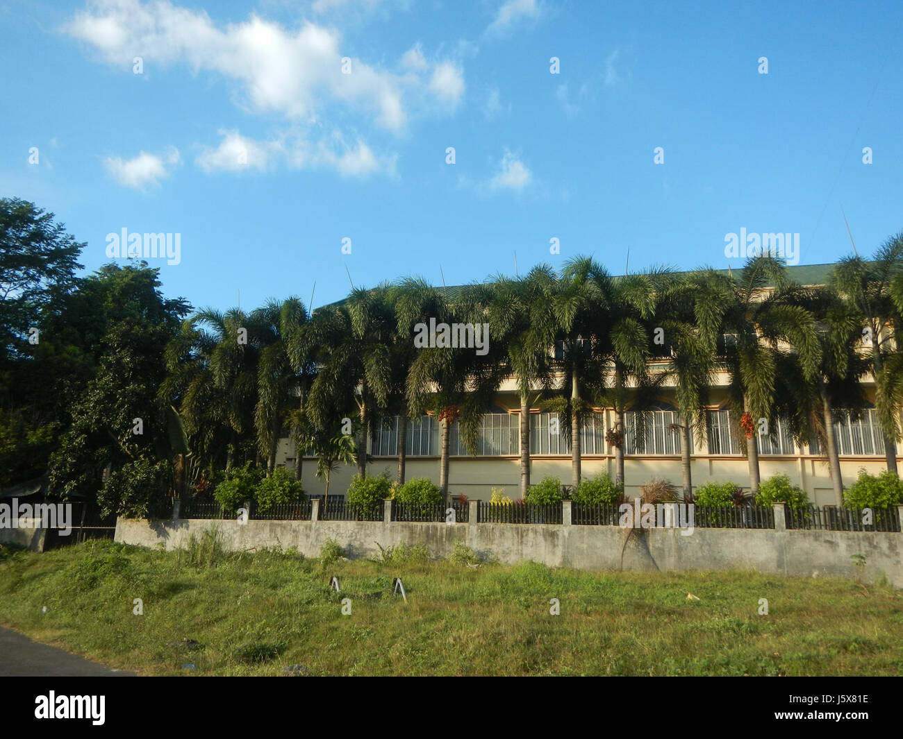 Metrogate Meycauayan II è un complesso residenziale situato vicino alla chiesa di Fatima a Loma de Gato, Marilao, Bulacan. L'area combina case storiche con servizi moderni, contribuendo alla crescita e allo sviluppo della comunità locale. Foto Stock
