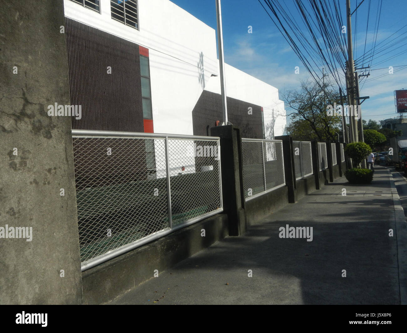 Fotografia di edifici numerati 03499 nell'area Bagumbayan Libis Eastwood di Quezon City, Filippine, che mostra lo sviluppo urbano e gli stili architettonici in questo quartiere commerciale. Foto Stock