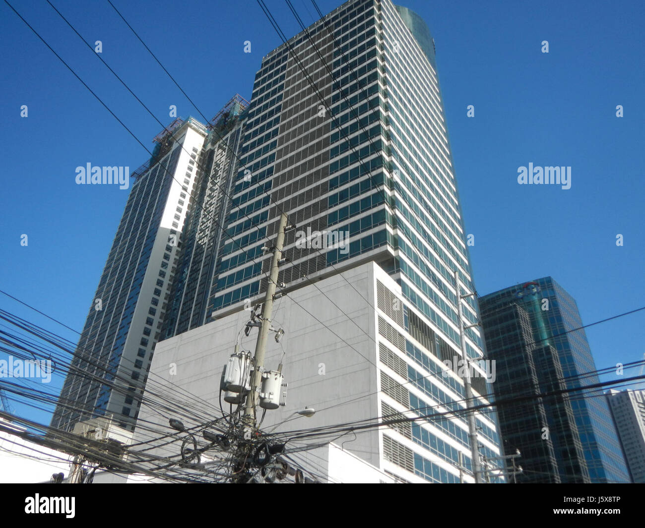 Questa località a Quezon City, Filippine, include Bagumbayan, Libis e Eastwood City. È conosciuta per i suoi edifici commerciali, tra cui Mercury Drug, una famosa catena di farmacie. Queste aree contribuiscono al paesaggio urbano e allo sviluppo economico della città. Foto Stock