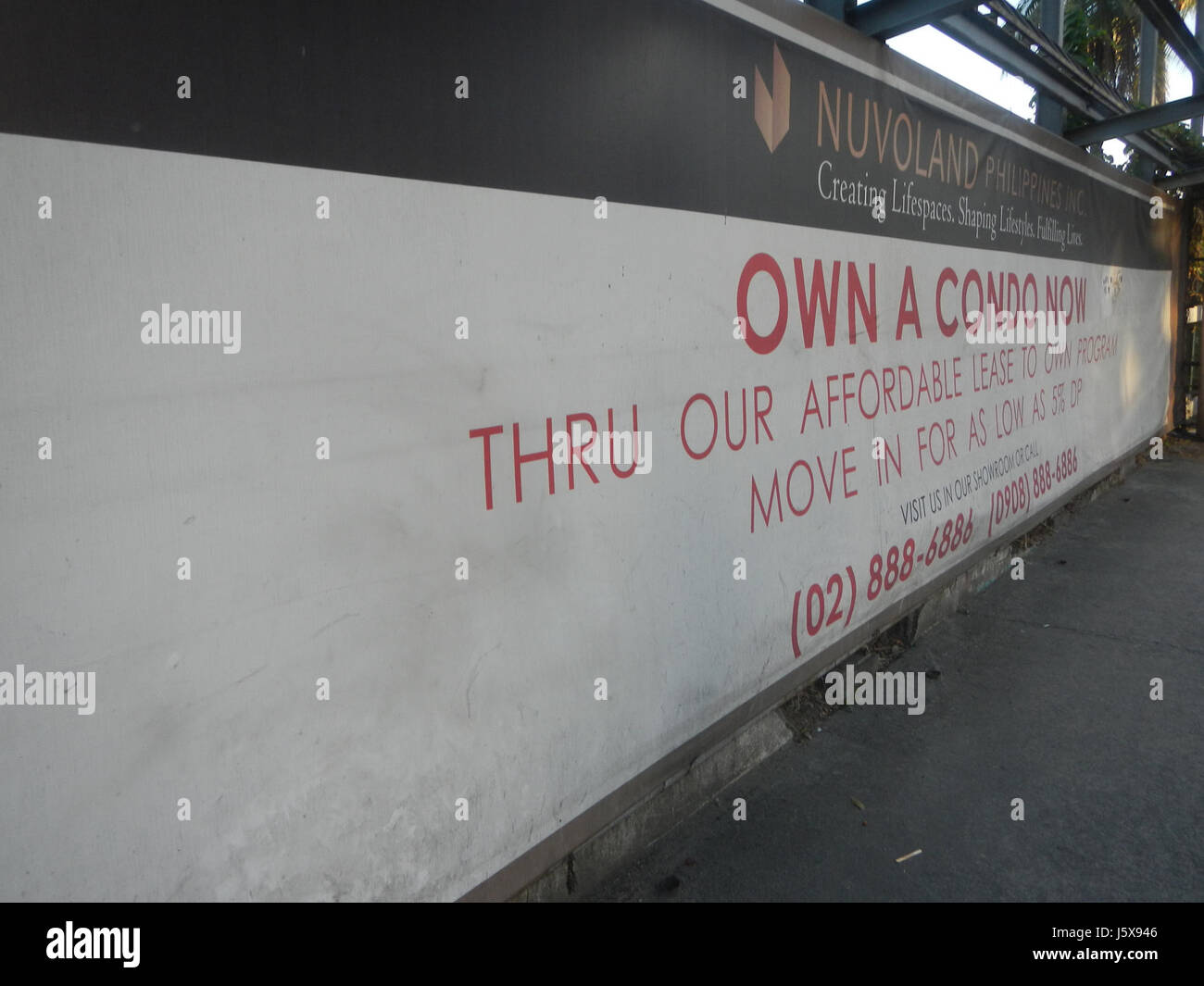 Questa immagine raffigura vari edifici a Bagumbayan Libis, Eastwood, vicino alla parrocchia di San Roque a Quezon City, Filippine. L'area è caratterizzata dalle sue moderne infrastrutture, tra cui edifici residenziali e commerciali, che riflettono lo sviluppo urbano in questa parte della città di Quezon. Foto Stock