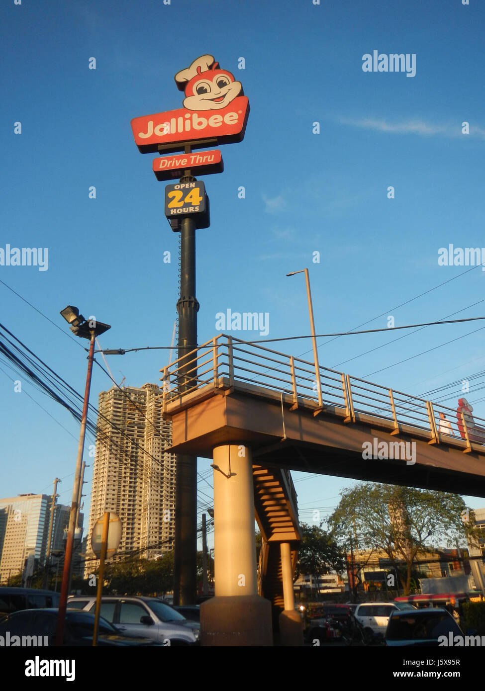 Questa posizione a Quezon City, Filippine, presenta edifici lungo Greenmeadows Avenue e comprende strutture associate alla zona, come edifici residenziali e commerciali. Foto Stock