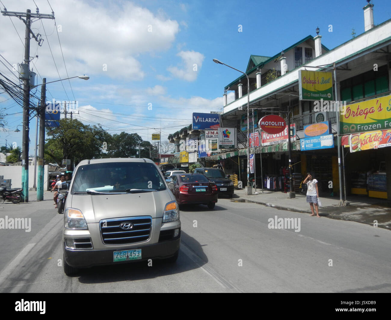 Questa immagine mostra Poblacion a Tanauan, Bustos, Bulacan. La foto evidenzia le infrastrutture stradali e le aree circostanti in questa regione, sottolineando lo sviluppo locale e l'accesso ai trasporti. Foto Stock
